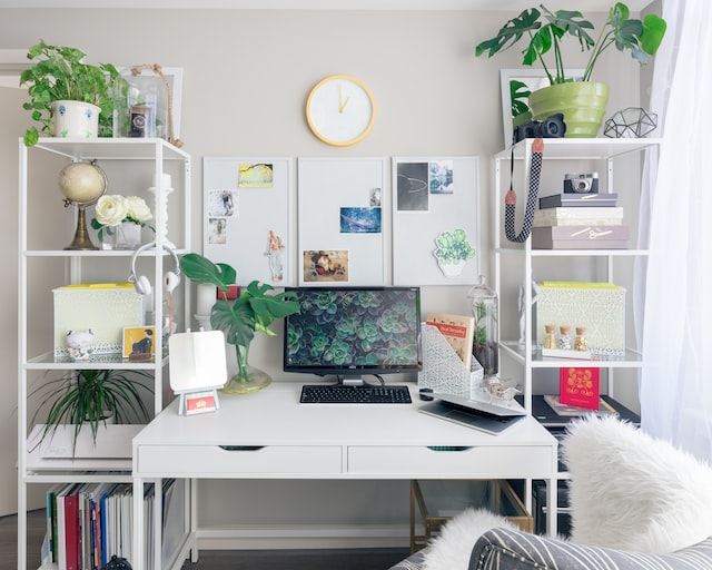 Very well organised room and office table